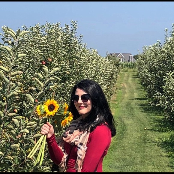 Meet Your Posher, Nicole! Hellllllooooo! - Picture 5 of 14